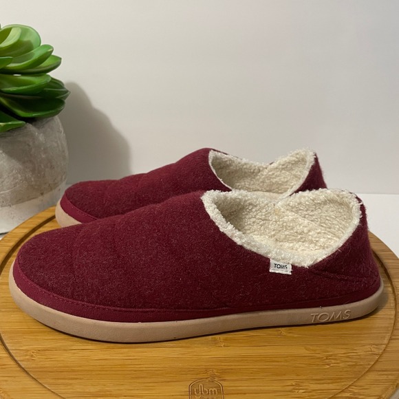TOMS‎ Ezra Puffer Slippers Burgundy Red Sherpa Lined Slip-On House Shoes Size 8 - Picture 1 of 8